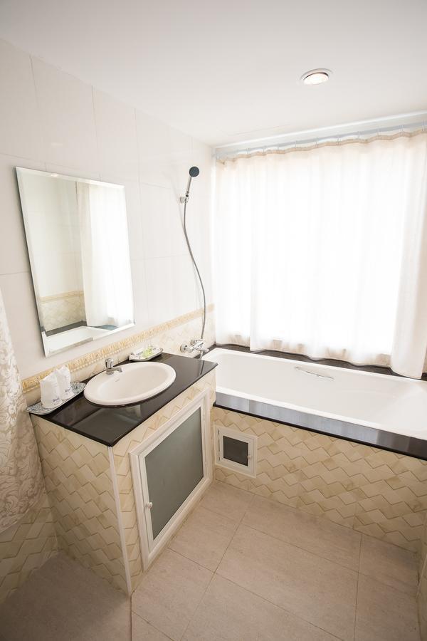 Hotel White House Tak Exterior foto